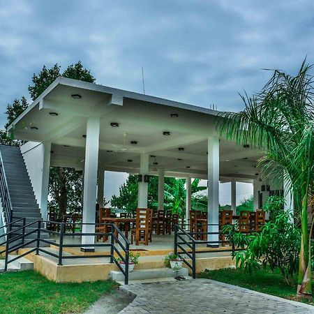 Lake Villa Resort Tissamaharama Buitenkant foto
