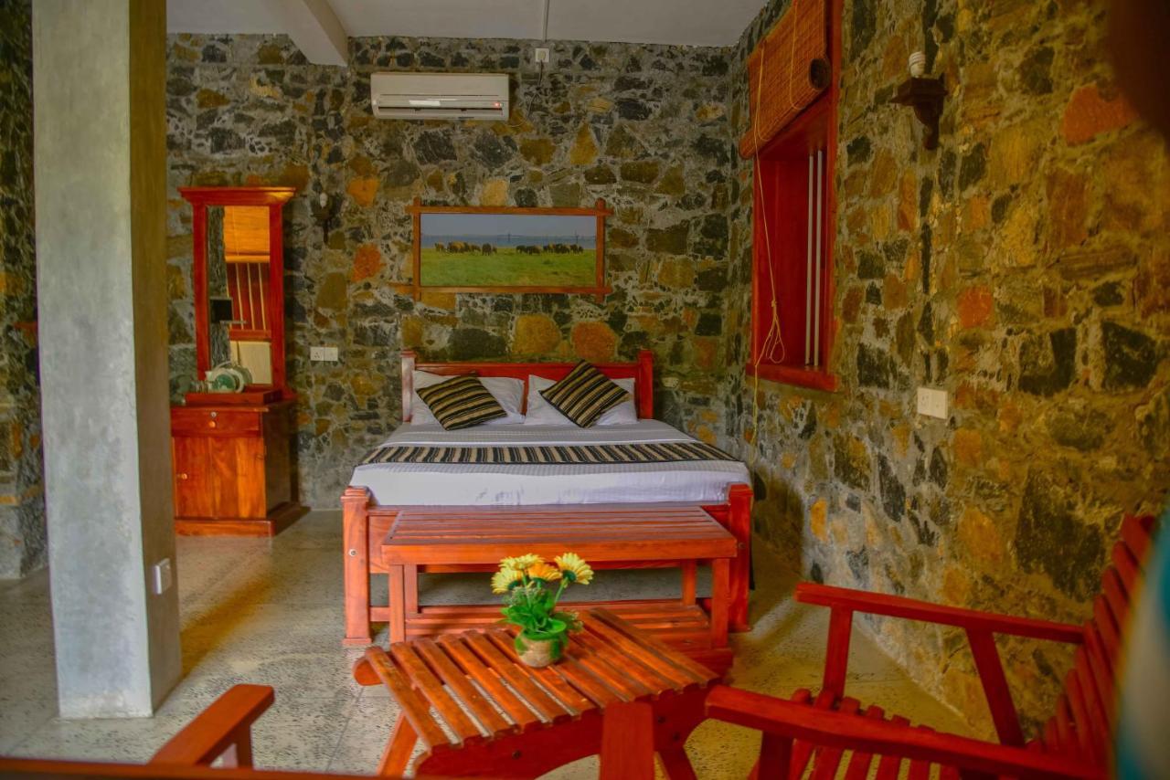 Lake Villa Resort Tissamaharama Buitenkant foto