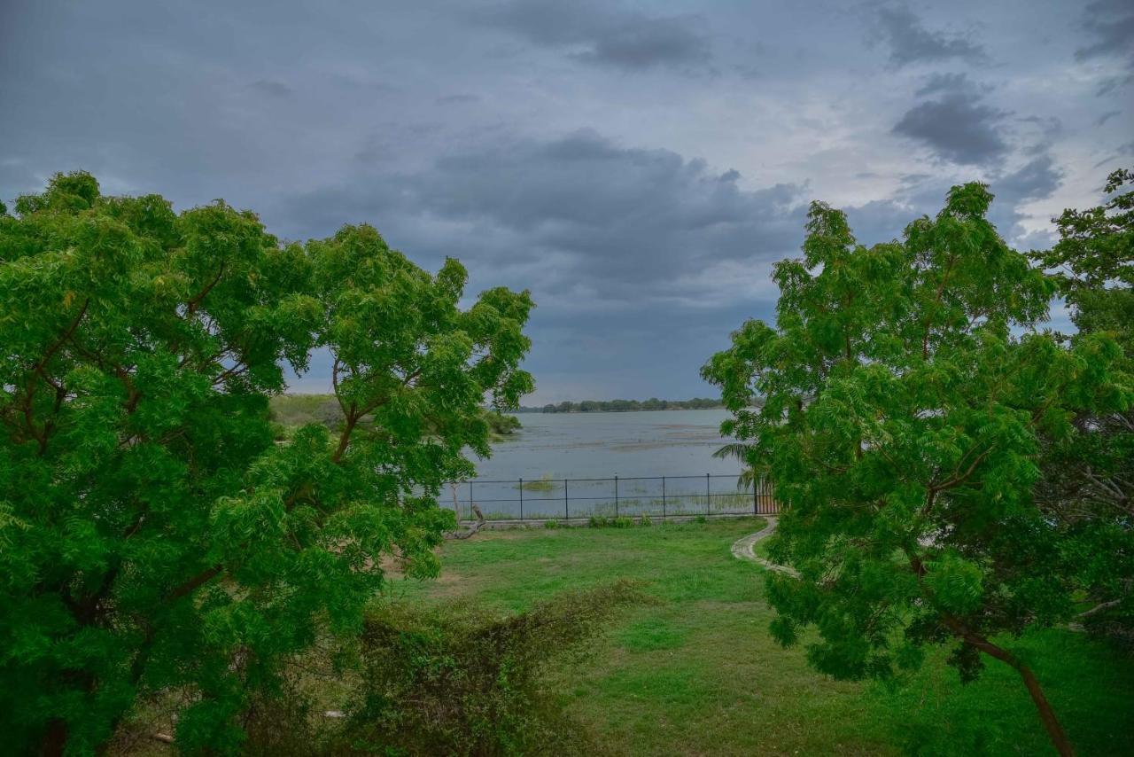 Lake Villa Resort Tissamaharama Buitenkant foto