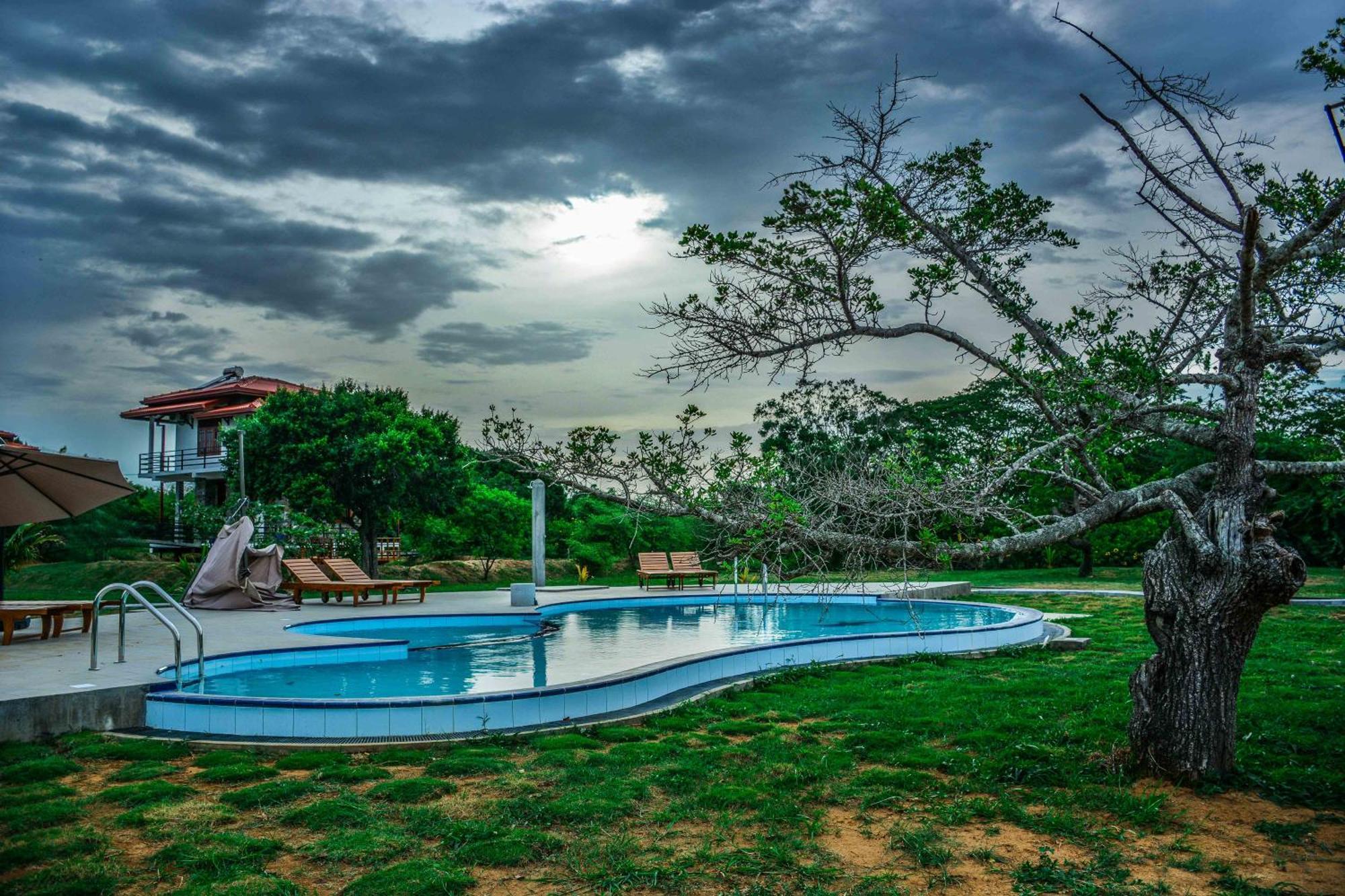 Lake Villa Resort Tissamaharama Buitenkant foto