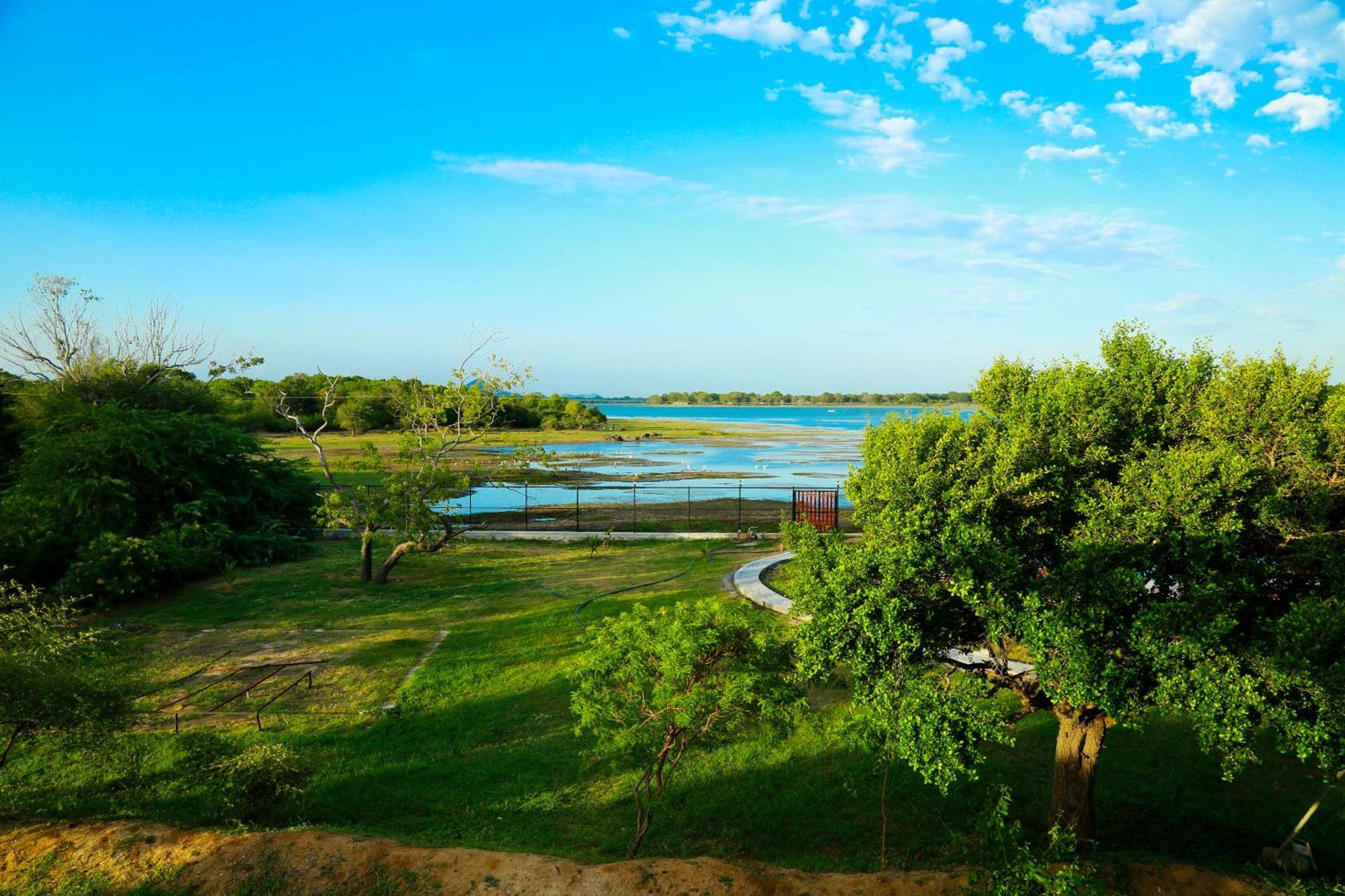 Lake Villa Resort Tissamaharama Buitenkant foto