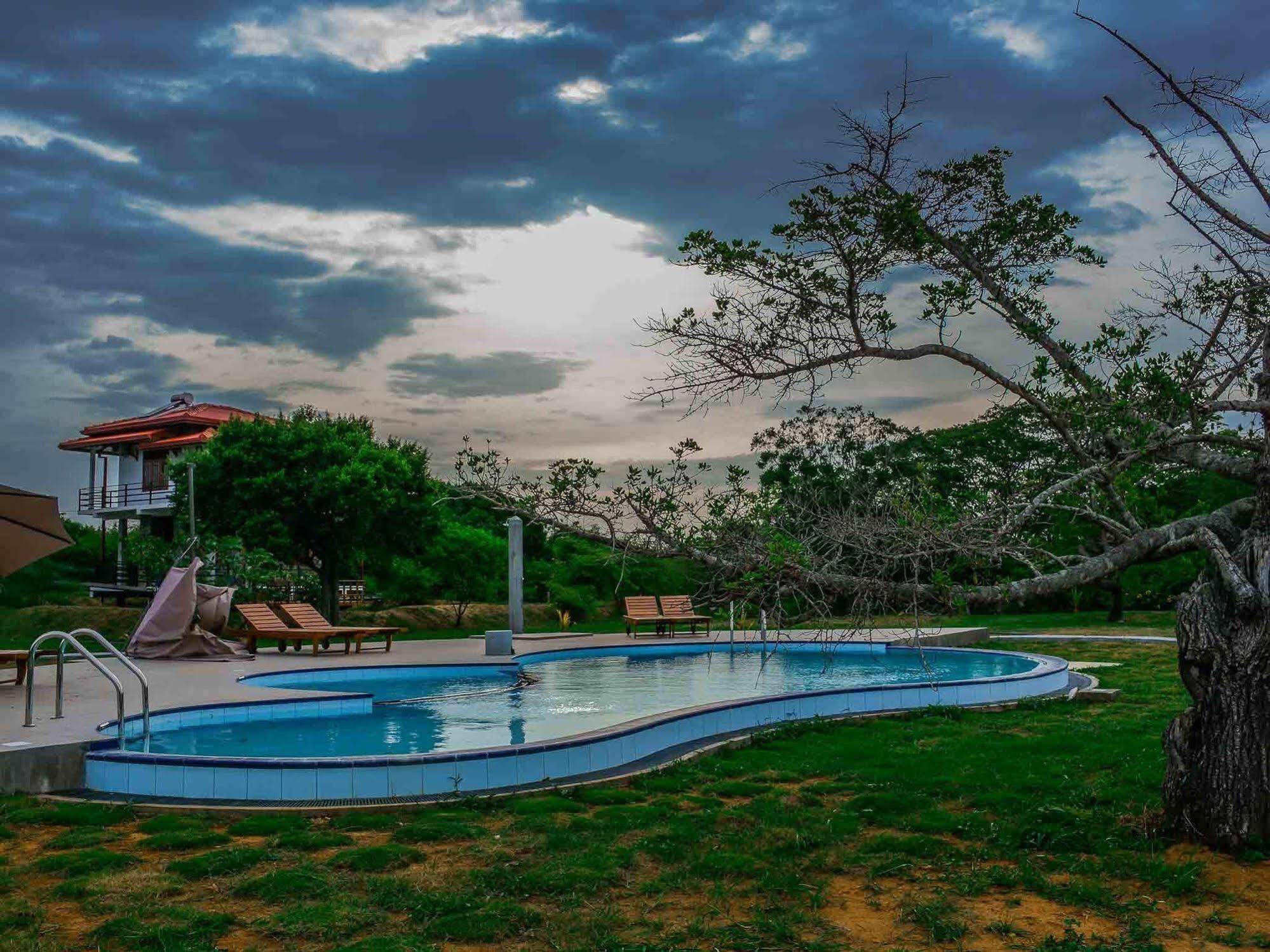 Lake Villa Resort Tissamaharama Buitenkant foto