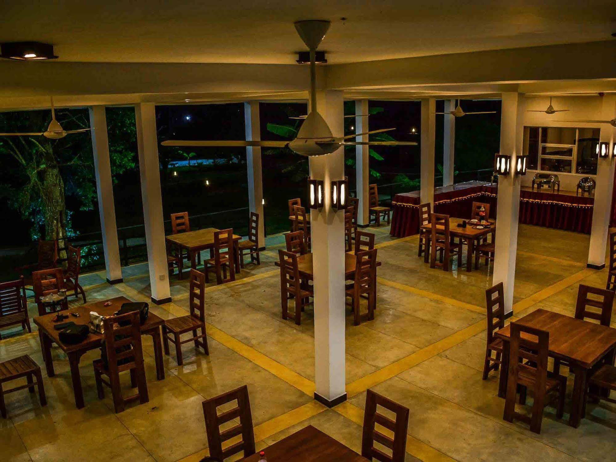 Lake Villa Resort Tissamaharama Buitenkant foto