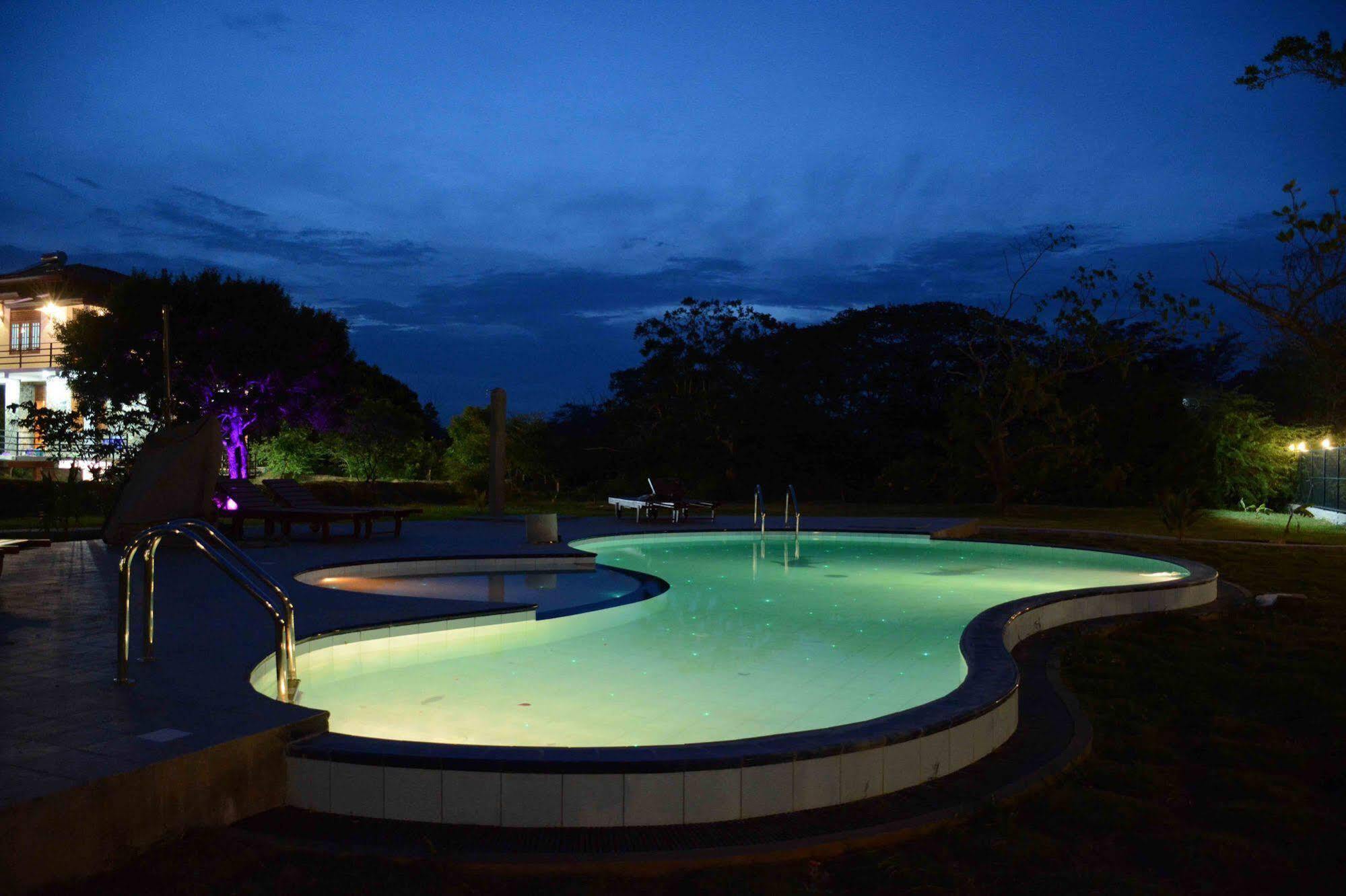 Lake Villa Resort Tissamaharama Buitenkant foto